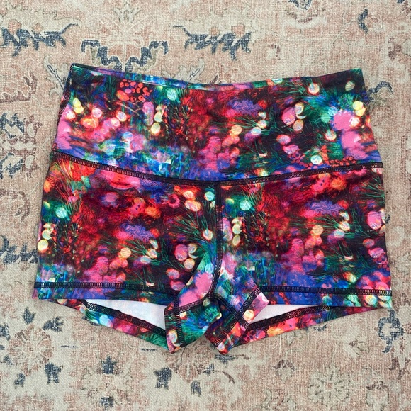 Fleo Shorts - Picture 2 of 3